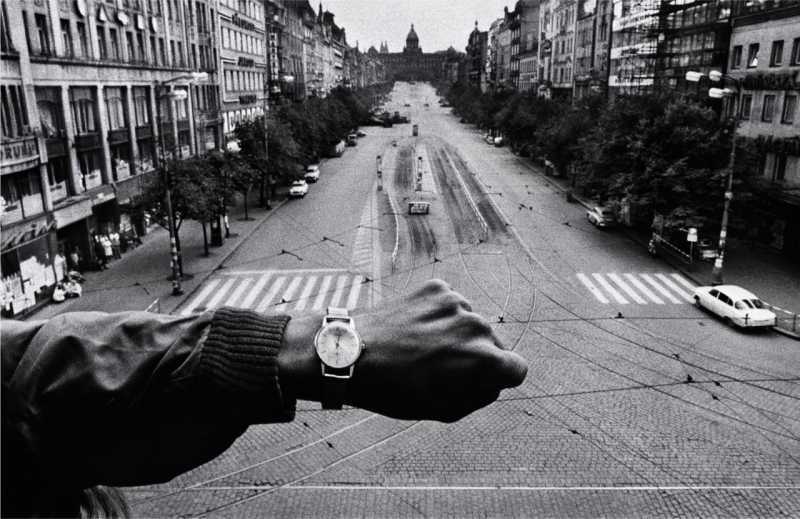 Enero de 2021: Al modo de la foto de Koudelka de 1968, también mirando el reloj esperando el fin de la pandemia. 